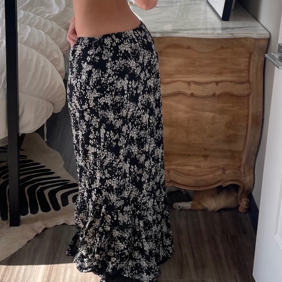 Vintage 90s Carole Little Ruffle Hem‎ Floral Print Black and White Maxi Skirt - Picture 2 of 11